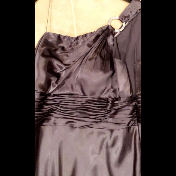 Satin, Full Length Gown w/ Diamond Circle Ring - Picture 6 of 8